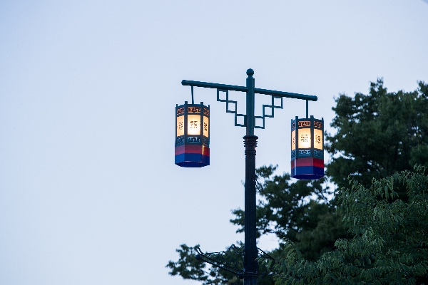 세상으로 항해를 떠나는 졸업생에게 등대 같은 동반자가  대표이미지